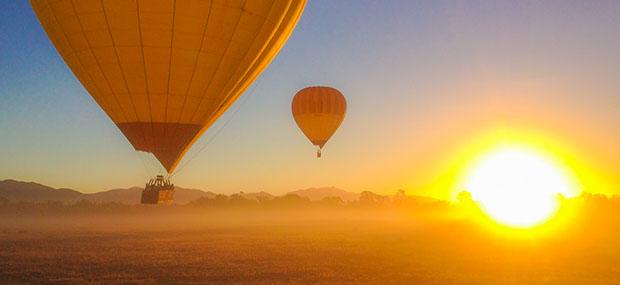 清晨在薄雾中起飞的热气球一小时飞行豪华享受 清晨-薄雾-日出-热气球-一小时-豪华-享受